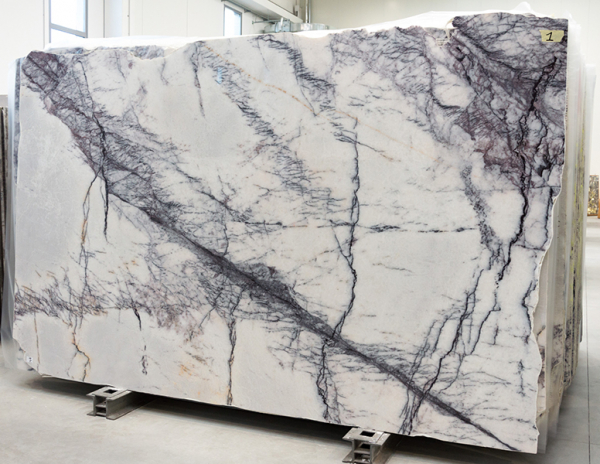 large white lilac marble slab from grama blend uk